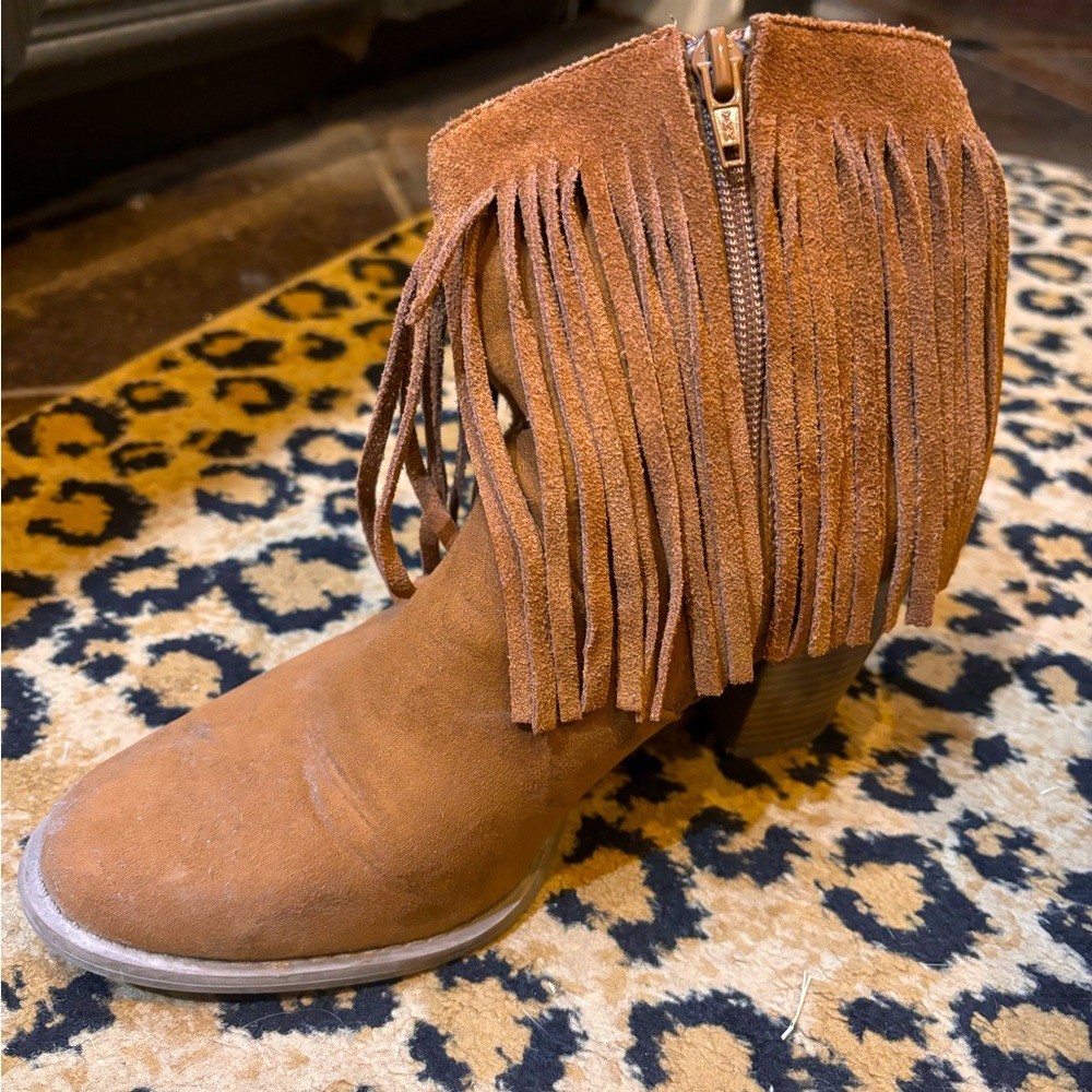 Tan suade ankle boots.